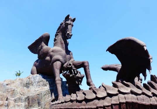 pegasus horse statue